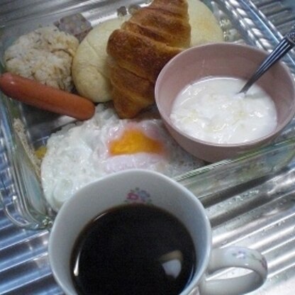 今日の朝食と一緒に・・・・・・・
「魔法の塩コーヒー」です。
なんにでもあう塩コーヒー
大好きです。
(*^_^*)